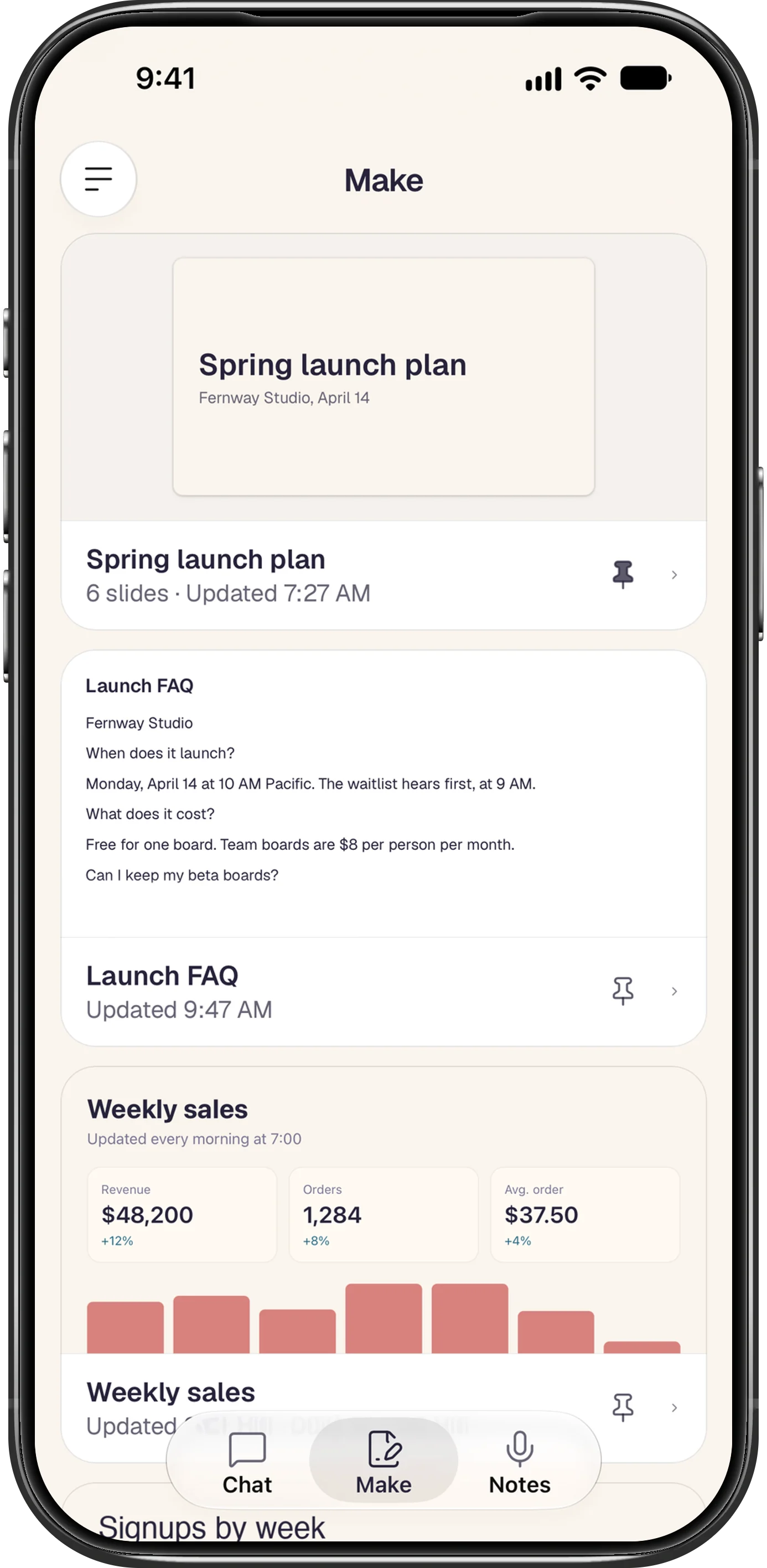 تبويب «المنجز» في تطبيق iPhone: عرض تقديمي مثبّت، Spring launch plan، يُظهر شريحته الأولى وأن فيه 6 شرائح ومتى حُدّث؛ ثم صفحة Launch FAQ تُظهر أسطرها الأولى؛ ثم لوحة متابعة Weekly sales تُحدَّث كل صباح الساعة 7:00 وتعرض الإيرادات والطلبات ومتوسط قيمة الطلب، فوق شريط التبويبات بتبويباته «Chat» و«Make» و«Notes».