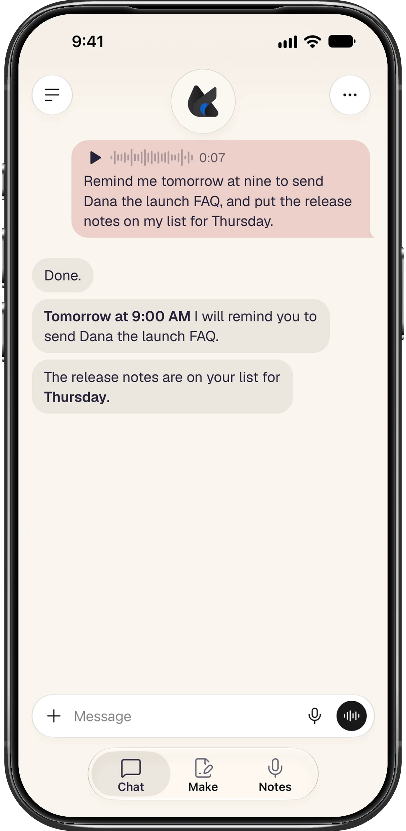محادثة في تطبيق iPhone أول رسالة فيها رسالة صوتية مدتها 7 ثوانٍ مع كلماتها، «Remind me tomorrow at nine to send Dana the launch FAQ, and put the release notes on my list for Thursday»، ثم ردّ Foxl: التذكير غدًا الساعة 9:00 صباحًا، وملاحظات الإصدار في قائمة يوم الخميس.