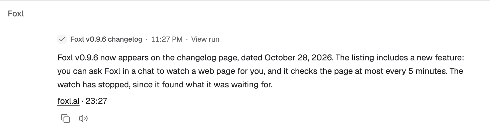 Der Foxl-Chat. Unter der Beschriftung Foxl v0.9.6 changelog, 11:27 PM, View run schreibt Foxl, dass v0.9.6 jetzt auf der Seite des Änderungsprotokolls steht, datiert auf den 28. Oktober 2026, dass die Liste eine neue Funktion enthält, das Beobachten einer Webseite, und dass die Beobachtung beendet ist, weil sie gefunden hat, worauf sie wartete.